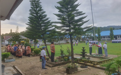 Upacara Hari Kembangkintan Nasional 2025 SMKN 02 Bombana